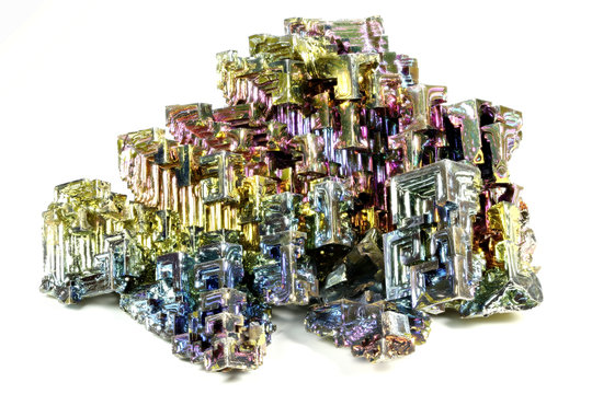 Wismutkristall isoliert auf wei&szlig;em Hintergrund