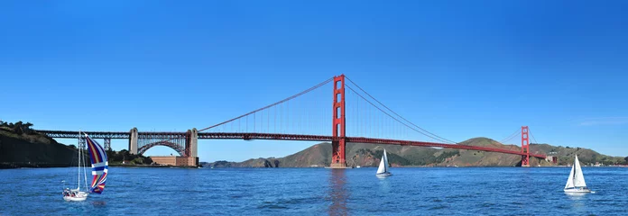 Selbstklebende Fototapeten Panoramic view of Golden Gate Bridge in San Francisco, California USA © verinize