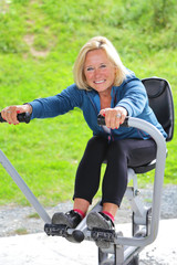 Fototapeta na wymiar femme senior pratiquant du sport fitness à l'extérieur dans un parc nature
