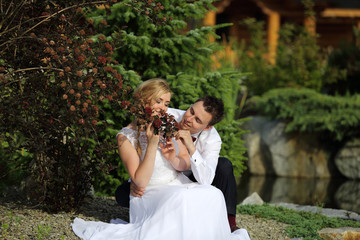 Romantyczna młoda para w ogrodzie z kwiatami. - obrazy, fototapety, plakaty