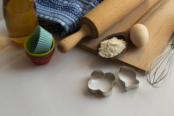 Zestaw podstawowych produktów wykorzystywanych do pieczenia ciast. © trojan74