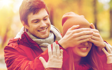 Naklejka premium happy young couple having fun in autumn park