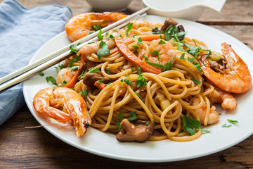 Oriental noodles with prawns