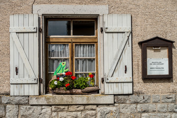 Fototapeta na wymiar Blumenschmuck am Fenster