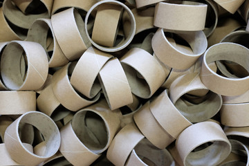 Ein Haufen Pappkerne für das Recycling / selektive Schärfe