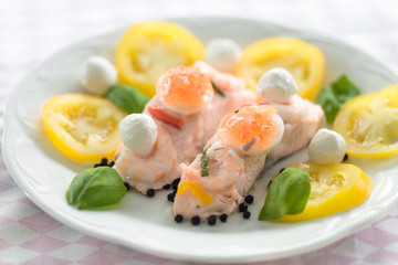 Porchierter Lachs mit gelben Brandywine Tomaten