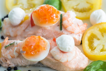Porchierter Lachs mit gelben Brandywine Tomaten