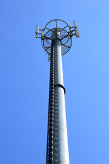 Antena, maszt z antenami satelitarnymi. - obrazy, fototapety, plakaty
