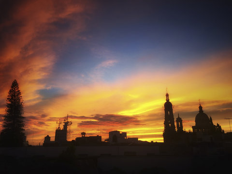 Atardecer e iglesia