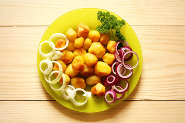 Round fried potatoes in green plate