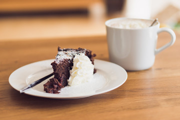 Kaffee und Kuchen mit Sahne