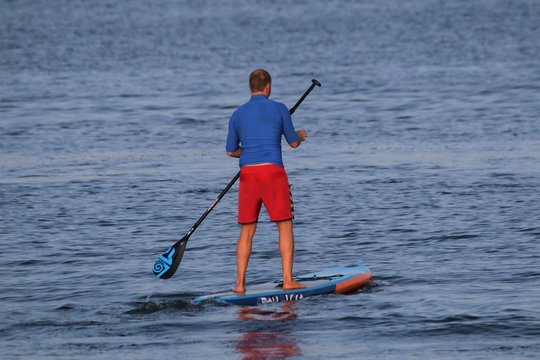 Standup Paddler, SUP, Standup Paddling, aufblasbares Board, Mann mit Stechpaddel
