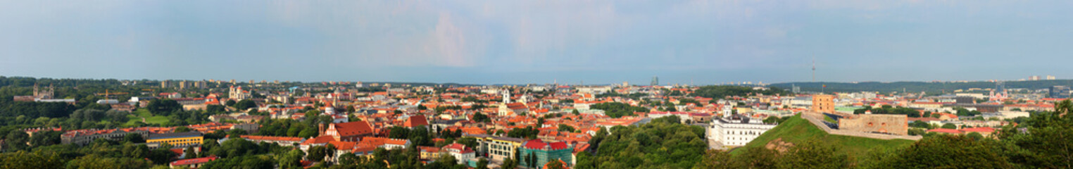 Obraz premium Panorama Wilna, Litwa. Widok ze Wzgórza Trzech Krzyży