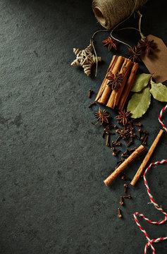 Natural Spices for Christmas Baking (symbolic image)