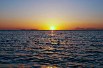 Obraz premium Sunset over water