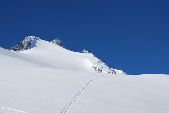 Aufstieg im Fr&uuml;hjahr &uuml;ber Wildgerloskees zum Gabler, dahinter die Reichenspitze
