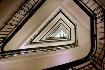 Cercles muraux Escaliers Ancienne caisse d& 39 escalier en colimaçon triangulaire d& 39 en bas