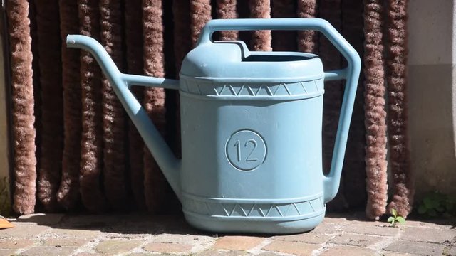 Regadera Kastelukannu Watering can Annaffiatoio Regador מזלף Konewka pot video Лейка Innafiatoio Arrosoir Bagnafiori Gie&szlig;kanne Vattenkanna Vandkande مرشة المياه