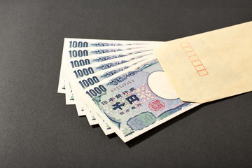 茶封筒に入れた1000円札