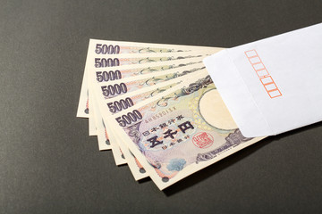 白い封筒に入った5000円札