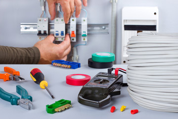 Электрик ремонтирует электрический щит,электрооборудование