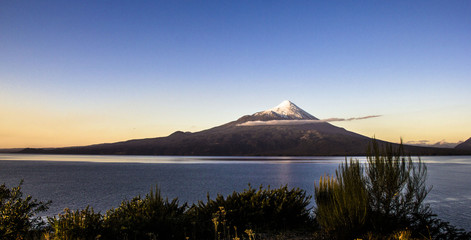 Fototapeta premium Volcan Osorno y Lago Llanquihue