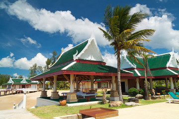 Obraz premium Traditional thai architecture on the beach