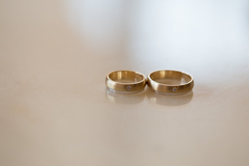 Obraz na płótnie Canvas Close up wedding rings isolated