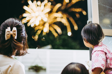 花火を見ている子供
