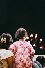 花火を見ている子供
