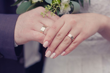 Obraz na płótnie Canvas Wedding rings on hands.