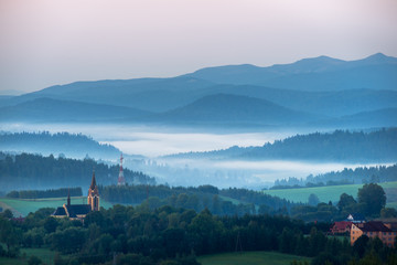 Fototapeta premium Lutowiska. Widok z tarasu widokowego na Bieszczady o świcie.