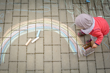 Kind malt Regenbogen