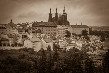 Antico quartiere di Praga con il castello e la cattedrale di San Vito