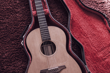 Chitarra classica in custodia rossa