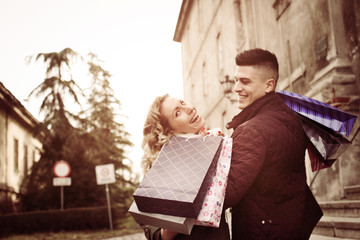 Obraz premium Couple in shopping together. Happy couple shopping together and having fun.