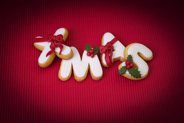 Xmas scritto con biscotti su sfondo rosso
