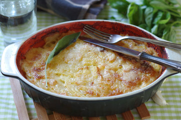 Kartoffelgratin mit Knoblauch und Parmesan