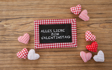 Tafel mit kleinen Herzen