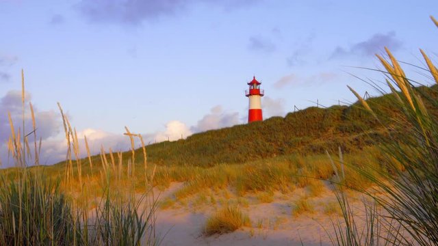 Sylt Leuchtturm List im Sonnenuntergang Licht mit D&uuml;nen
