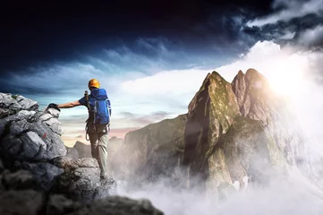 Gardinen Bergsteiger erreicht den Gipfel eines Berges. Panorama. © XtravaganT
