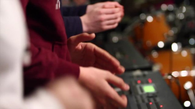 Ragazzi tengono il tempo con le mani