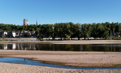 Fototapeta na wymiar Cathédrale et rives de Loire à Orléans