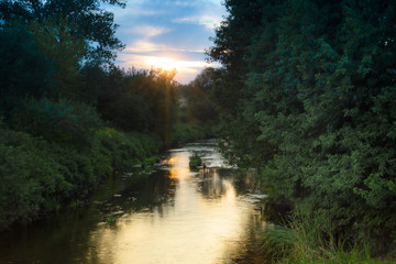 Rzeka w promieniach zachodzącego słońca © Senatorek