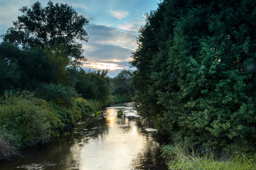 Rzeka w promieniach zachodzacego słońca © Senatorek