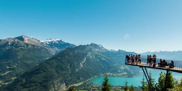 Touristen geniessen die Aussicht von Harder Kuhn in Kandersteg Timelaps