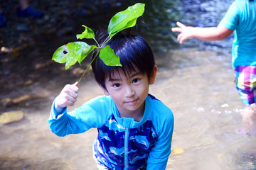 川遊びをする男の子