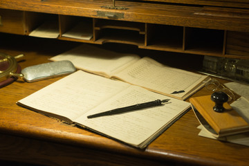 Vecchi documenti con penna in uno scrittoio di legno
