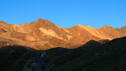 Fototapeta na wymiar alba nella conca del Lauson, presso il rifugio Vittorio Sella, nel parco nazionale del Gran Paradiso