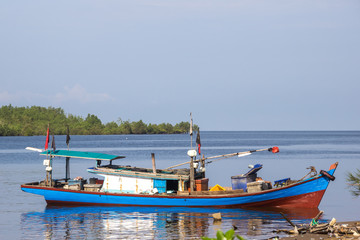 Obraz premium fishing boat on the river in Indonesia kalimantan